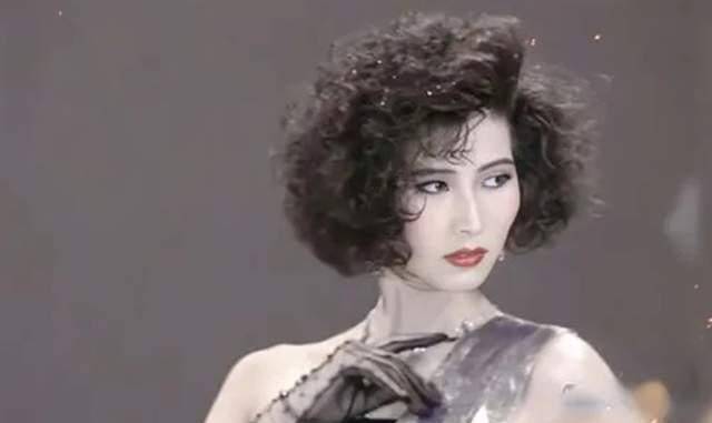 2006年,北京19岁女模特诈骗世界冠军320万,只为给男友买跑车_张笑