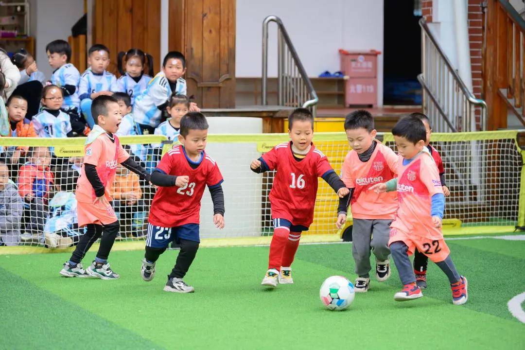 幼儿园足球_幼儿园足球误区避免_幼儿足球教育意义