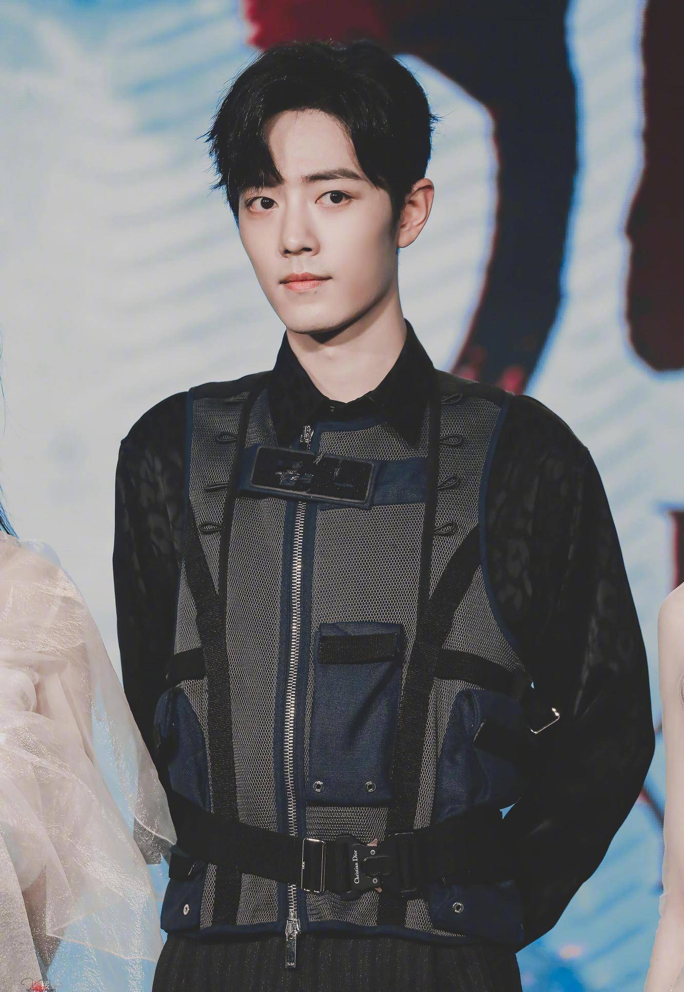 与李沁孟美岐同台,肖战一个举动被赞情商高,他回应"笑笑就好"_发布会