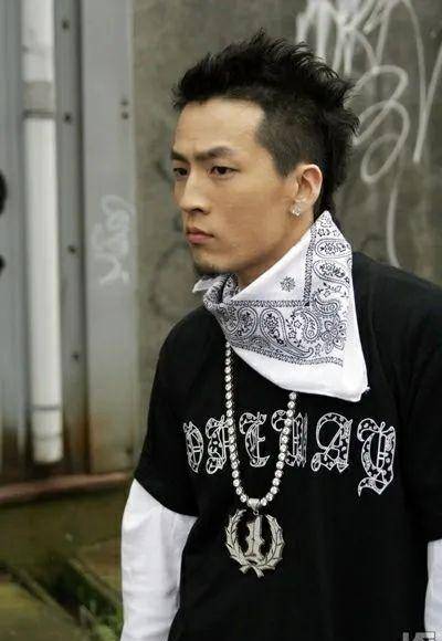 很熟悉,他就是一手带火了bigbang,2ne1和blackpink的金牌制作人teddy