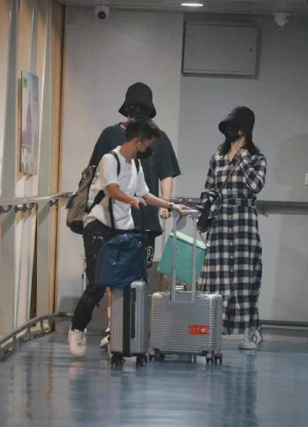 谢娜和张杰出行被拍,两人十指紧扣超甜蜜_网友_照片_机场