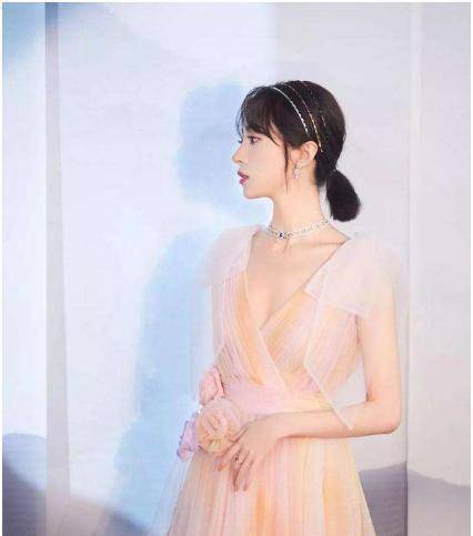 近日,胡冰卿穿了一身裸色的裙子,将她的好身材衬托的非常惊艳,加上胡