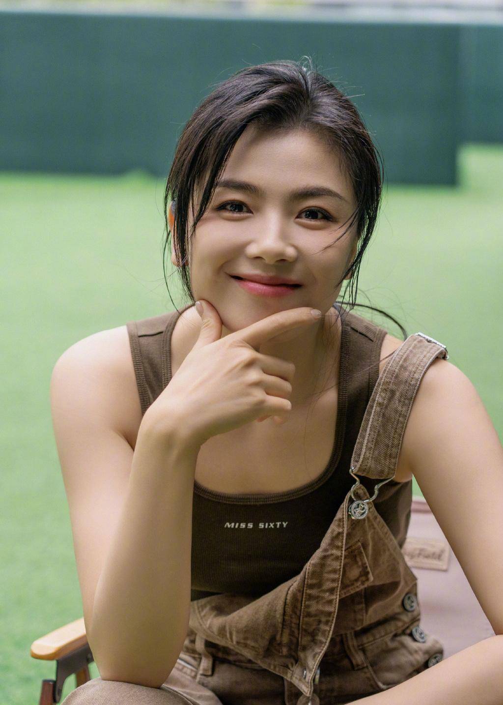 刘涛气质无敌了,穿棕色背带裤配无袖t恤a爆,臀腰比1美出新高度_运动