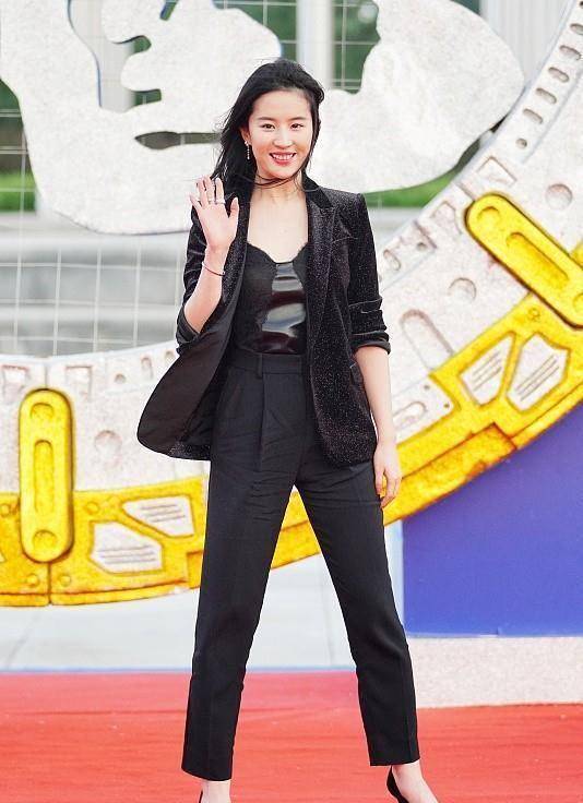 "神仙姐姐"刘亦菲现代装也很美,白色西装配皮裤,干练又大气_时尚_黑色