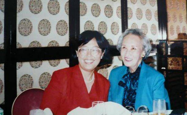 坚决不会对这莫须有的罪名低头,郑念在被押送往监狱前,她捧着女儿的脸