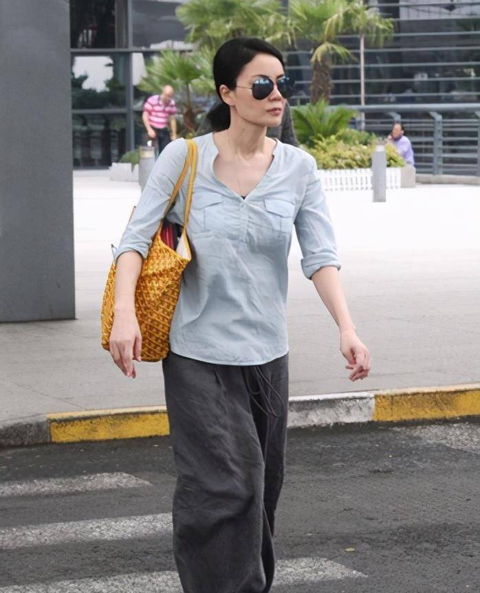 路人拍到的王菲真是不一样啊!皱纹和斑点清晰可见,完全正常甚至老气!