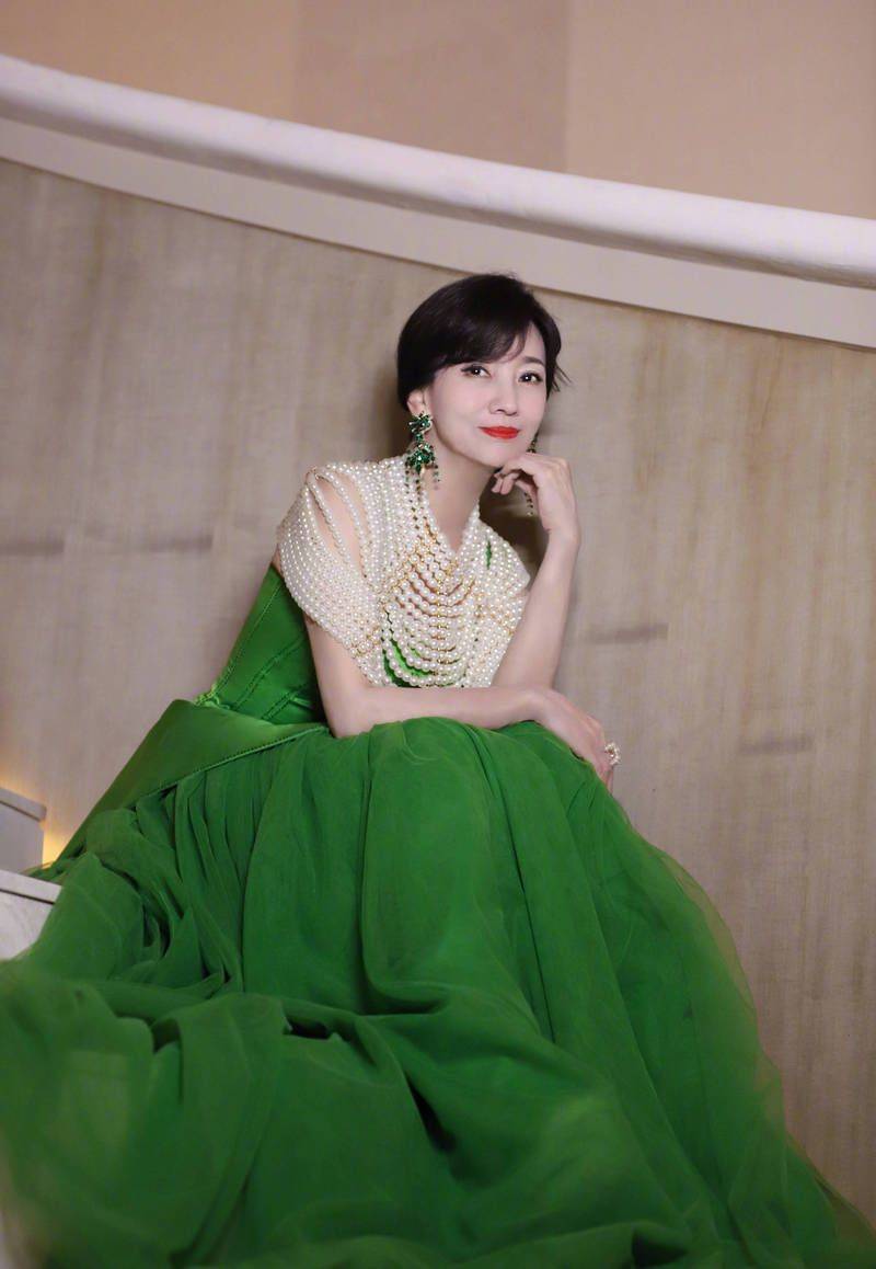 赵雅芝再度展现优雅魅力,一袭绿裙成时尚焦点_气质_大气_写真照