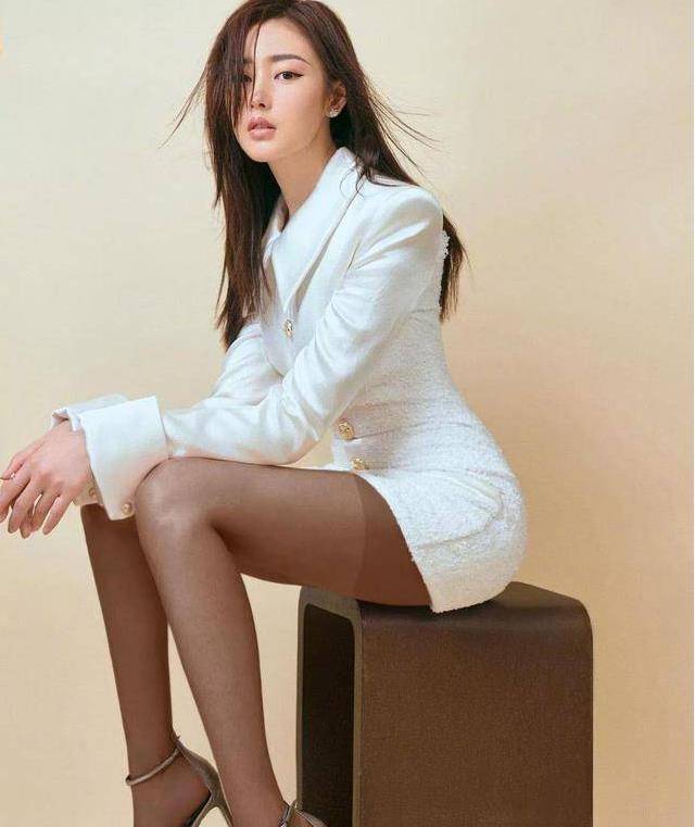 说到颓废造型,张天爱是唯一会穿的,黑丝袜搭配白色制服,女人味十足!