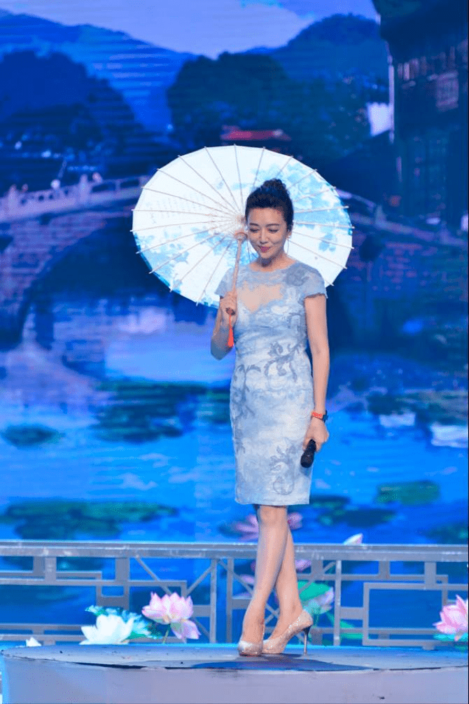 55岁王小丫衰老太快,穿高定裙发福变胖认不出,和普通大妈无异_女性