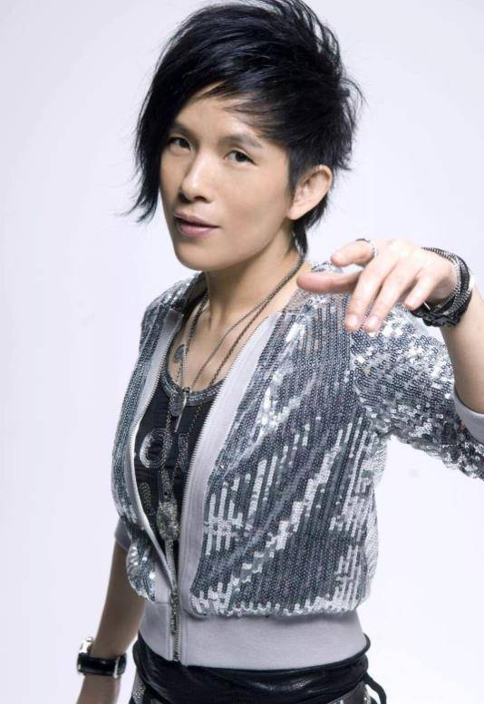 歌手潘美辰晒搞怪照,满脸胡子认不出,曾与同性亲吻52岁仍单身_事业_首