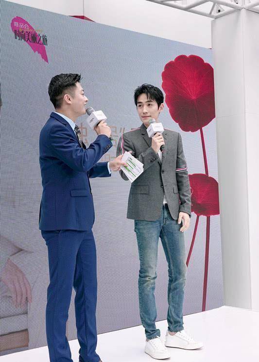 看朱一龙搭配的是一款浅灰色的西裤,在这条裤子的基础上,朱一龙又搭配