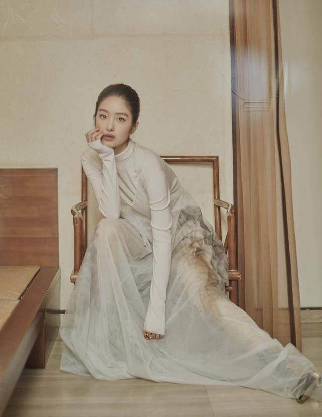 《芳华》林丁丁恋上大她30陈金飞?想想刘亦菲叫她干妈就刺激!_杨采钰_