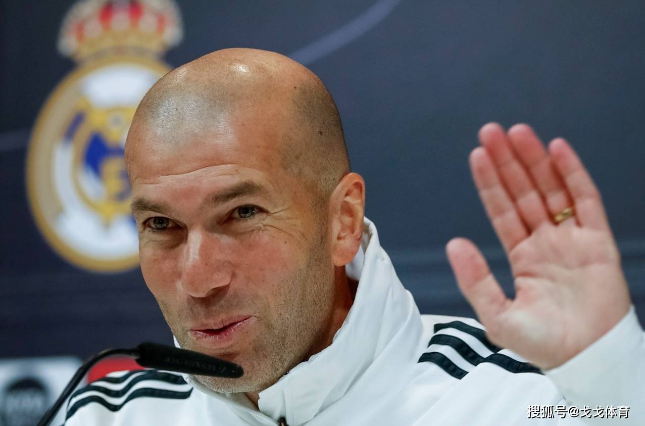 在主教练的位置上也率队夺得欧冠三连冠,堪称人生赢家,齐达内与大罗在