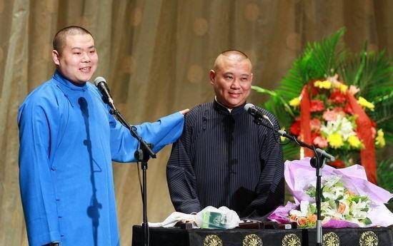 岳云鹏晒同款表情为于谦庆生遭调侃:你俩就是磨皮和没磨皮的区别