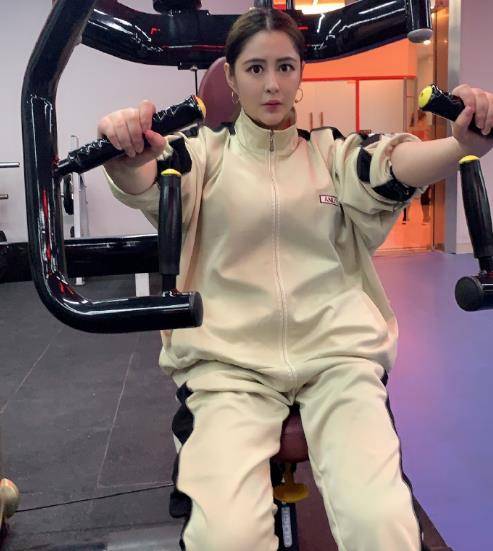 演员李心艾胖到135斤,时隔半年终于瘦身成功,颜值回春美出新高度_运动