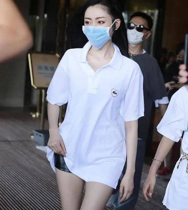 说到颓废造型,张天爱是唯一会穿的,黑丝袜搭配白色制服,女人味十足!