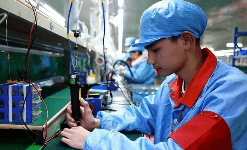女大学生暑假进流水线,哭着说庆幸还能读书_工作_兼职_同学
