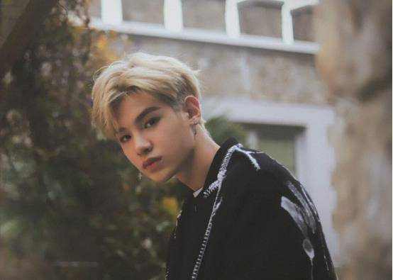 黄明昊十分热爱音乐,rap吐字清晰基本功好,曲风更是不错!