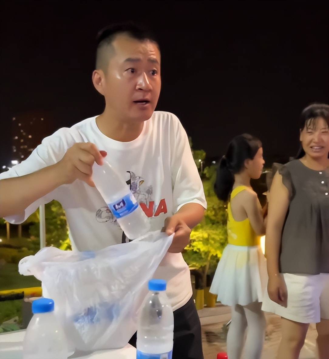 著名演员路边摆摊卖饮料一瓶矿泉水2块称拍戏养不起家人