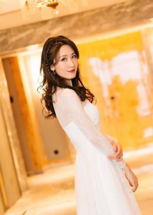 「创作开运礼」邓伦唐嫣都带不火她,今《枕上书》一开播她就爆红_张雯