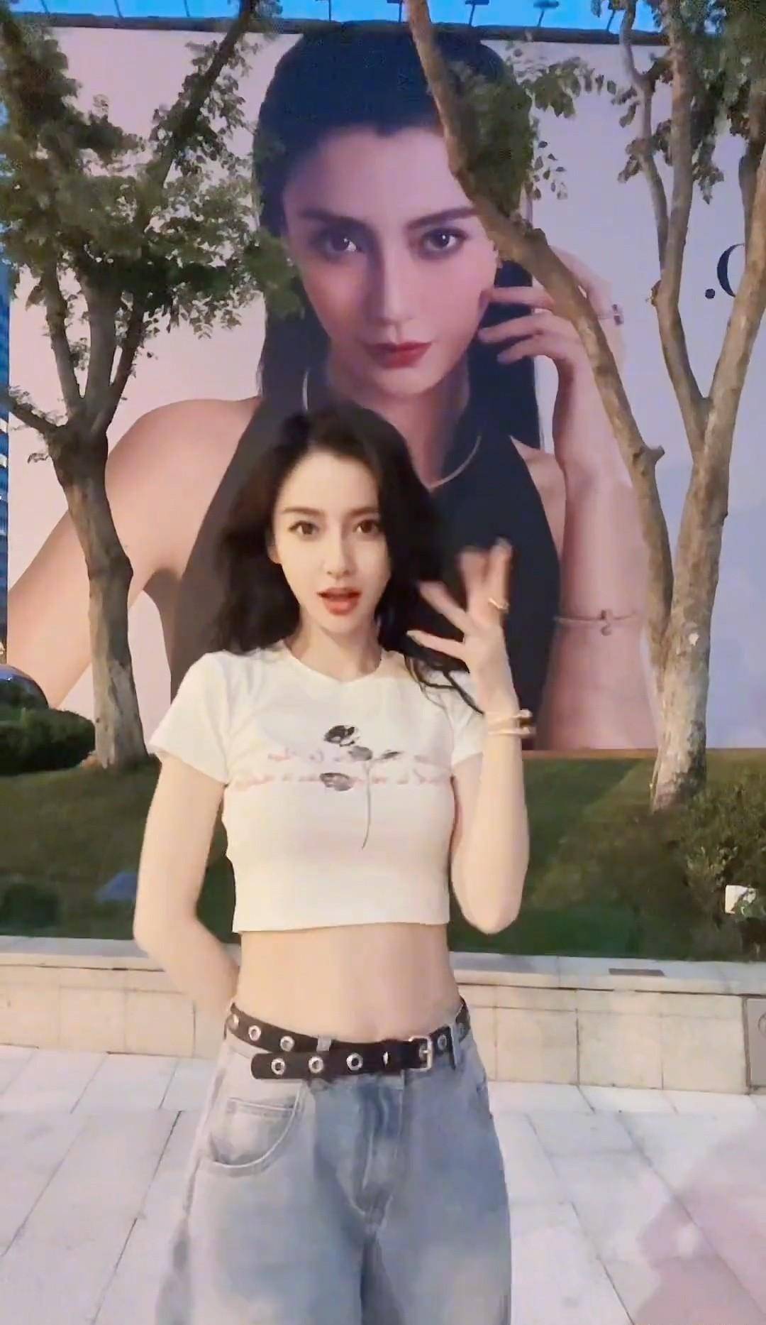 杨颖分手后放飞自我?穿时尚大秀好身材,修长美腿时尚火辣!