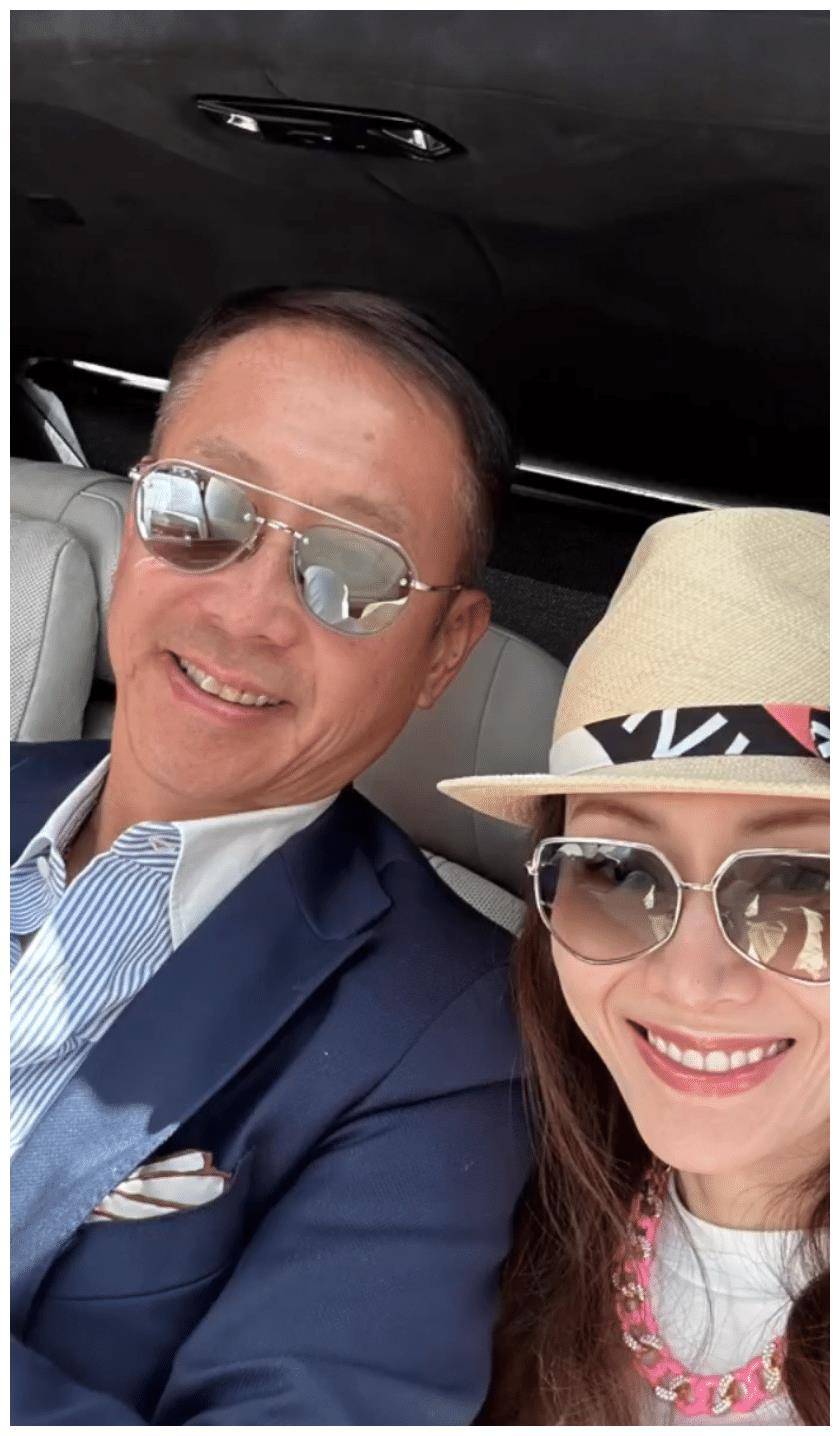 李嘉欣在香港圈拍戏时受到很多人的喜爱,婚后也深受老公许晋亨的喜爱.