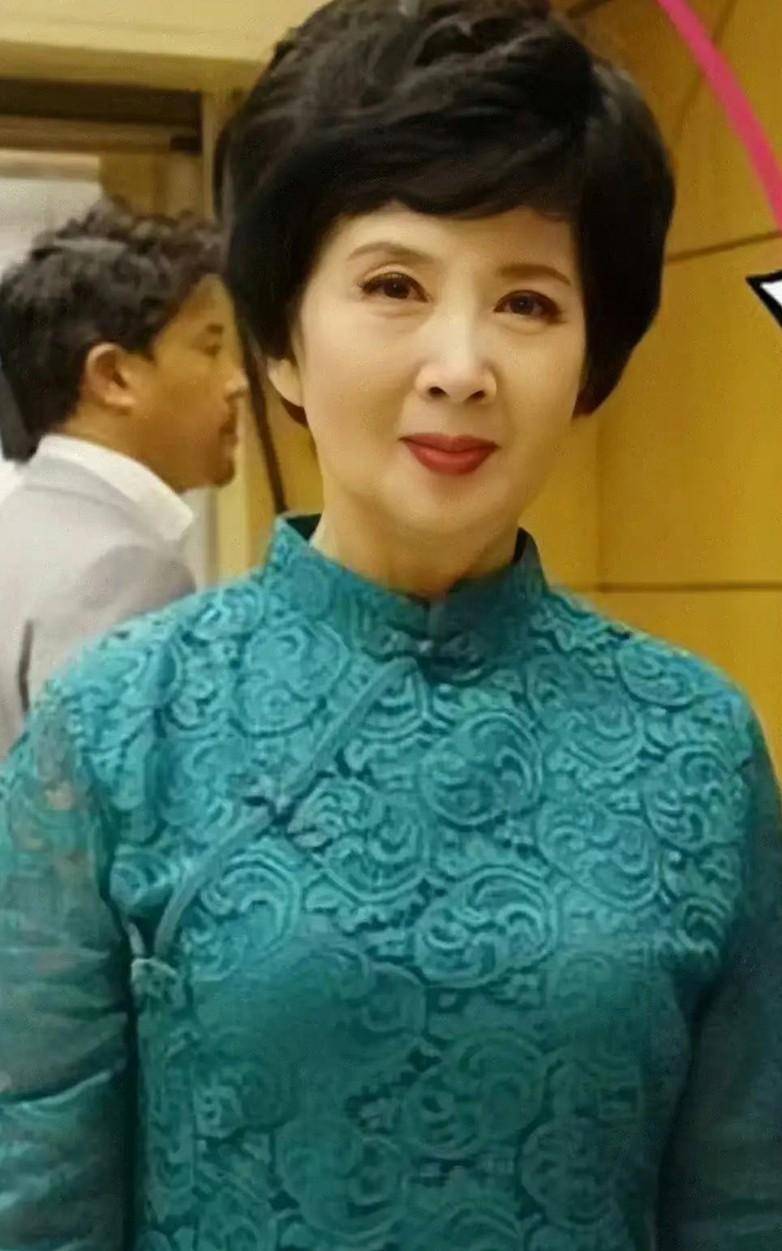 看了69岁吴海燕才知道:女人老了不用扮嫩,照样优雅时髦有气质_中老年