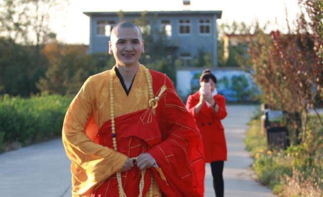 最帅和尚,女富豪送四百万豪车被拒,29岁考入佛学院出家_一个人_佛教