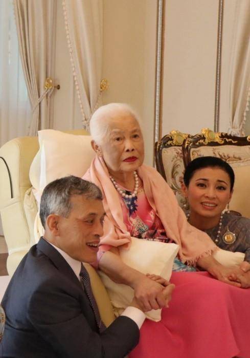 看看普密蓬与儿子玛哈的不同,答案一目了然_卡琳_诗丽吉_国王