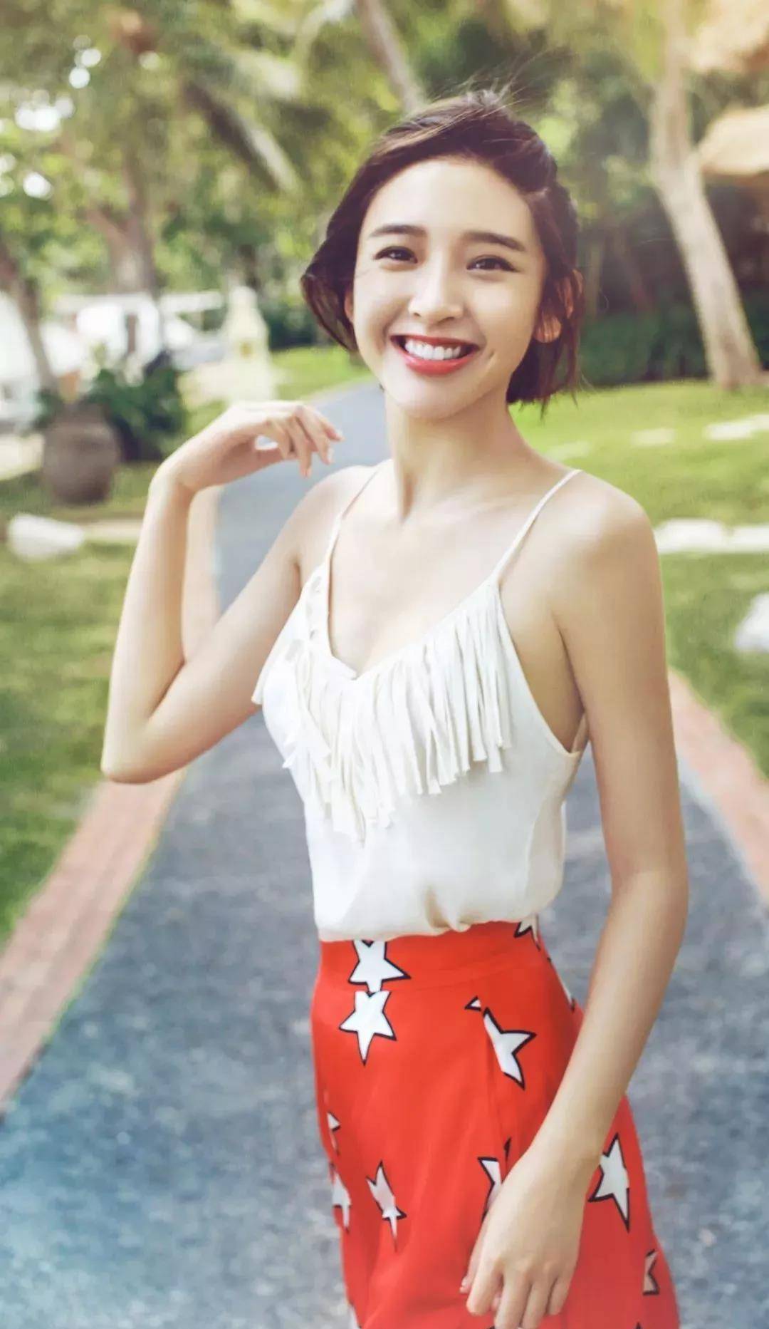 8位梨涡女神无人争锋,一颦一笑都甜到了心坎里,网友:是心动啊_许晴