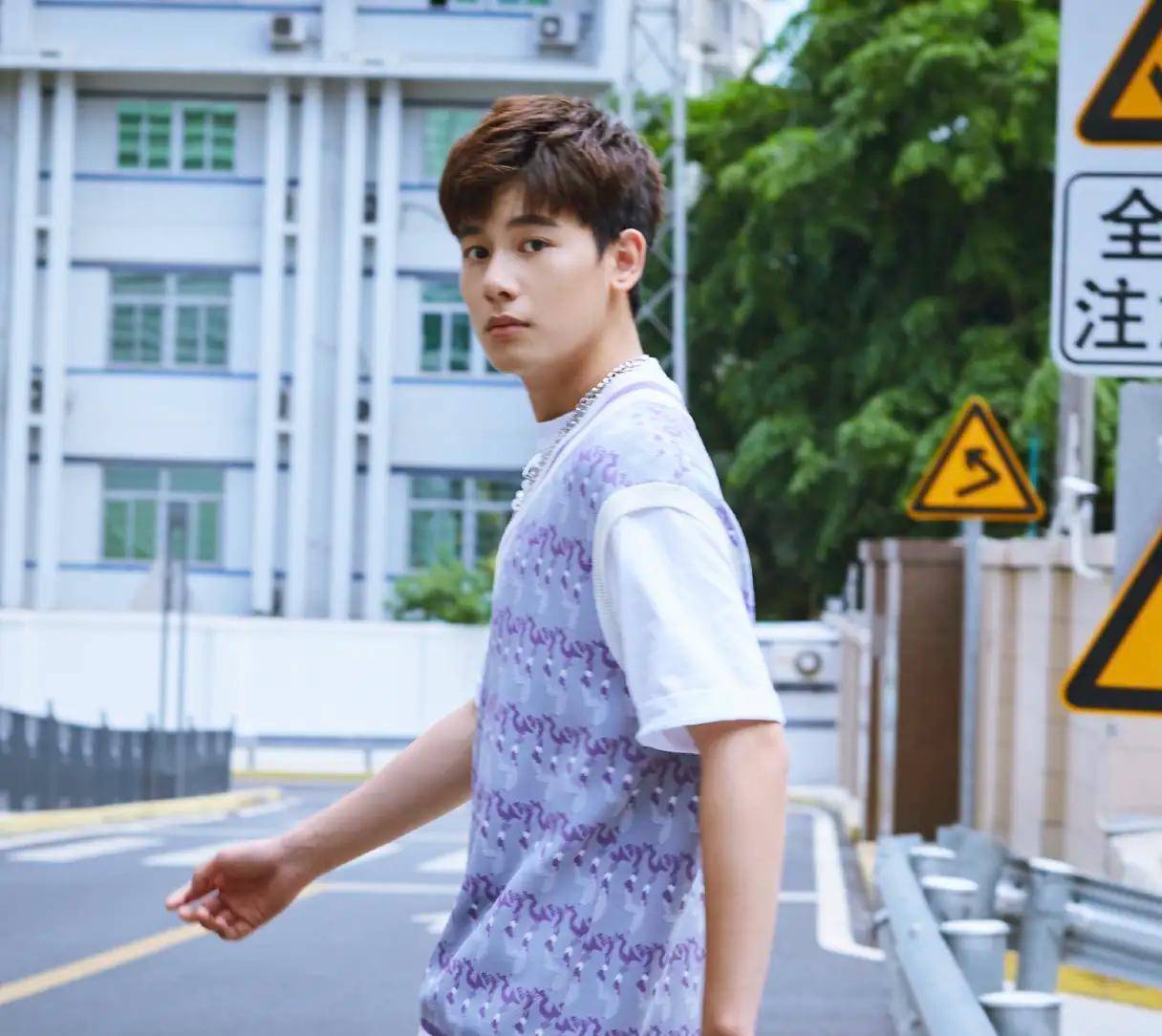 易烊千玺,胡先煦和罗一舟考进国家话剧院,20多岁就成编制演员了_中戏