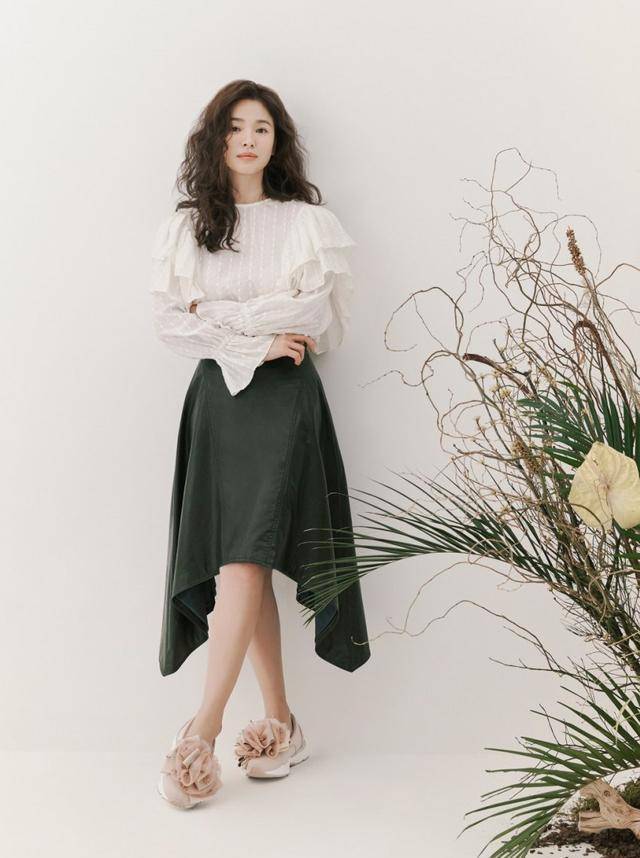 一头羊毛卷的宋慧乔,穿着蓝色开叉裙,重新回到了颜值巅峰_裙子_设计