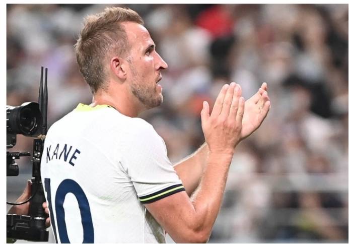 接到拜仁慕尼黑热忱求爱电话的热刺前锋哈里·凯恩,登上飞往新加坡随