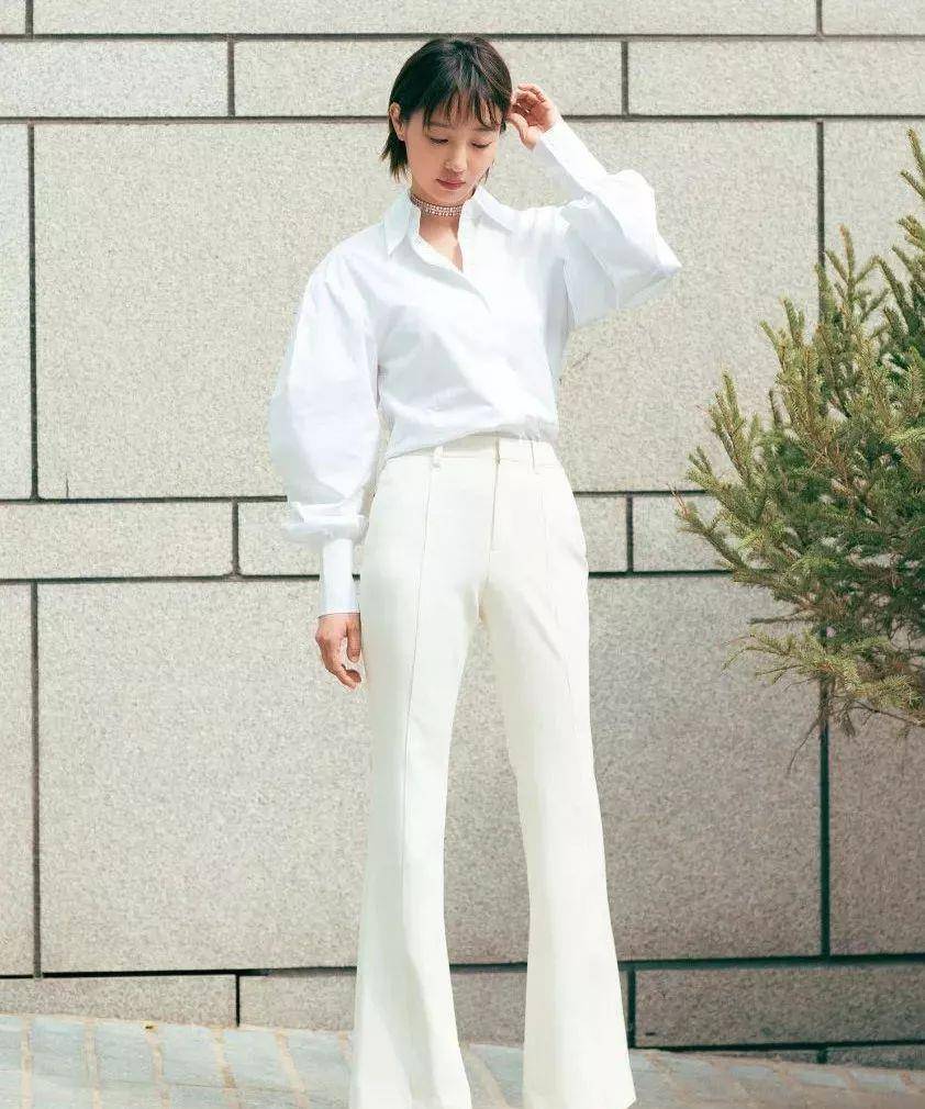 白百何的衣品是真的高,拼色卫衣配牛仔裤简单时髦,减龄又有活力