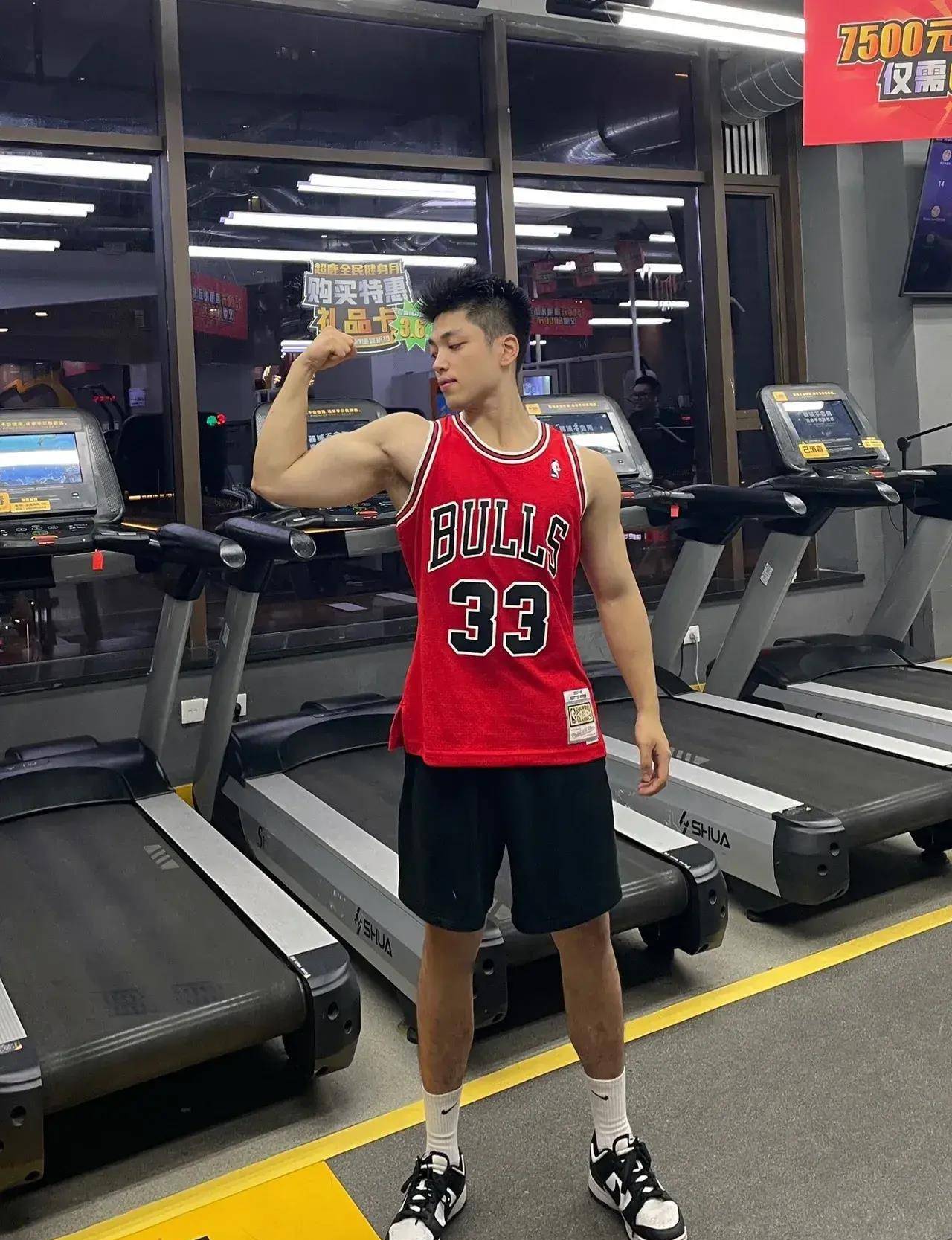 肌肉美人:健身房里帅哥的魅力