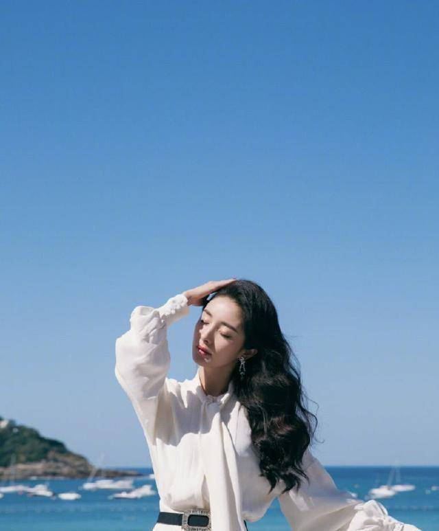 原创 32岁杨幂高清无修图照片曝光,网友:女神瞬间变大妈!插图2