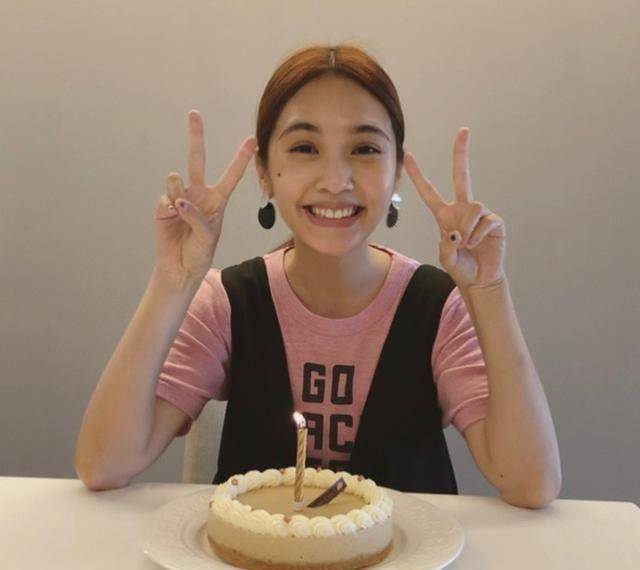 34岁的杨丞琳身穿粉色t恤庆生,逆龄生长,网友:娃娃脸穿啥都美_造型