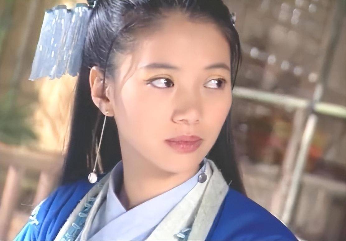 又过了四年,袁咏仪版任盈盈出现,这版出自2000年台视剧集《笑傲江湖》