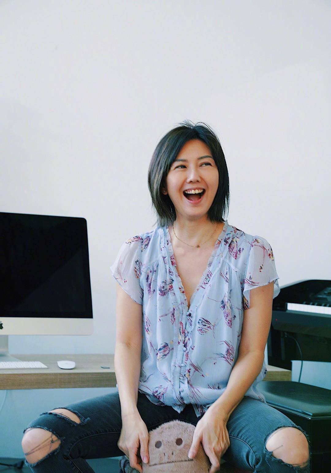 孙燕姿现身演唱会被拍,才43岁素颜沧桑干巴巴的,生图断崖式衰老_显得