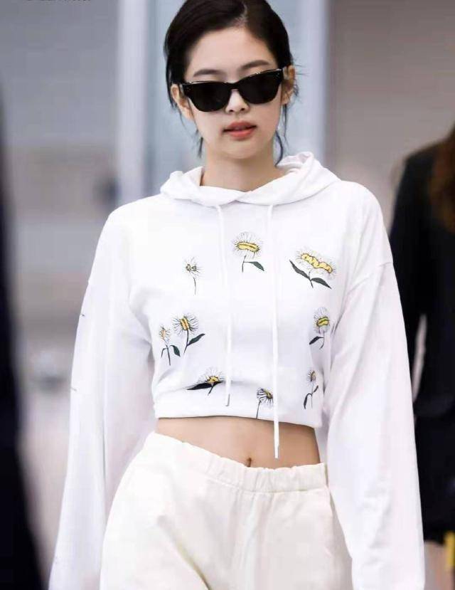 jennie成功逆袭为全团最瘦,穿露脐装秀蚂蚁腰,工装裤成最大败笔_衣服