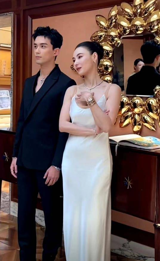 身穿低领吊带裙与吴磊同框犹如富二代,神奇气质_晚宴_漂亮_造型