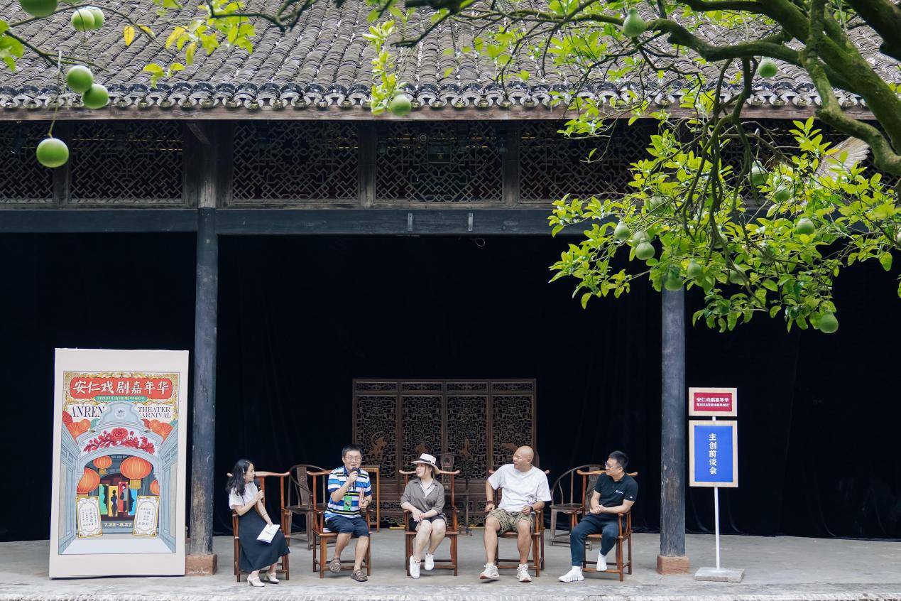 嘉年华开始之前,本次戏剧嘉年华总协调孟意明,《公馆的客人》编剧唐欣