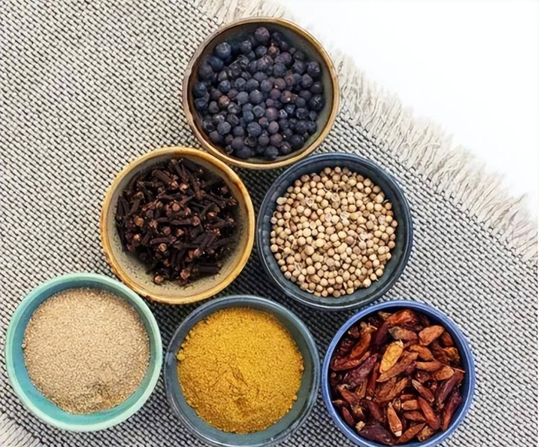 五种食物需要焯水吃，不建议接下锅炒，否则等于吃“毒素”！（哪些食材需要焯水再用）