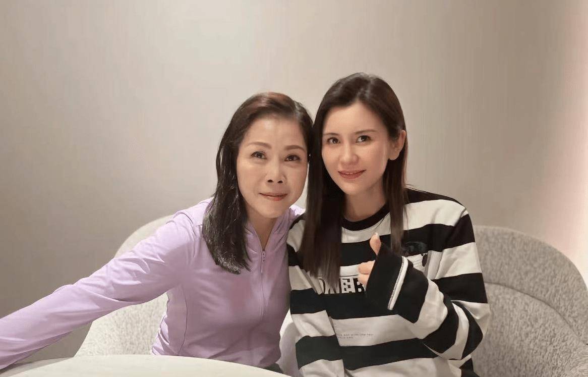 56岁田震与吴琼聚餐,近况曝光老到认不出,眼袋明显身材出众_田真_气质