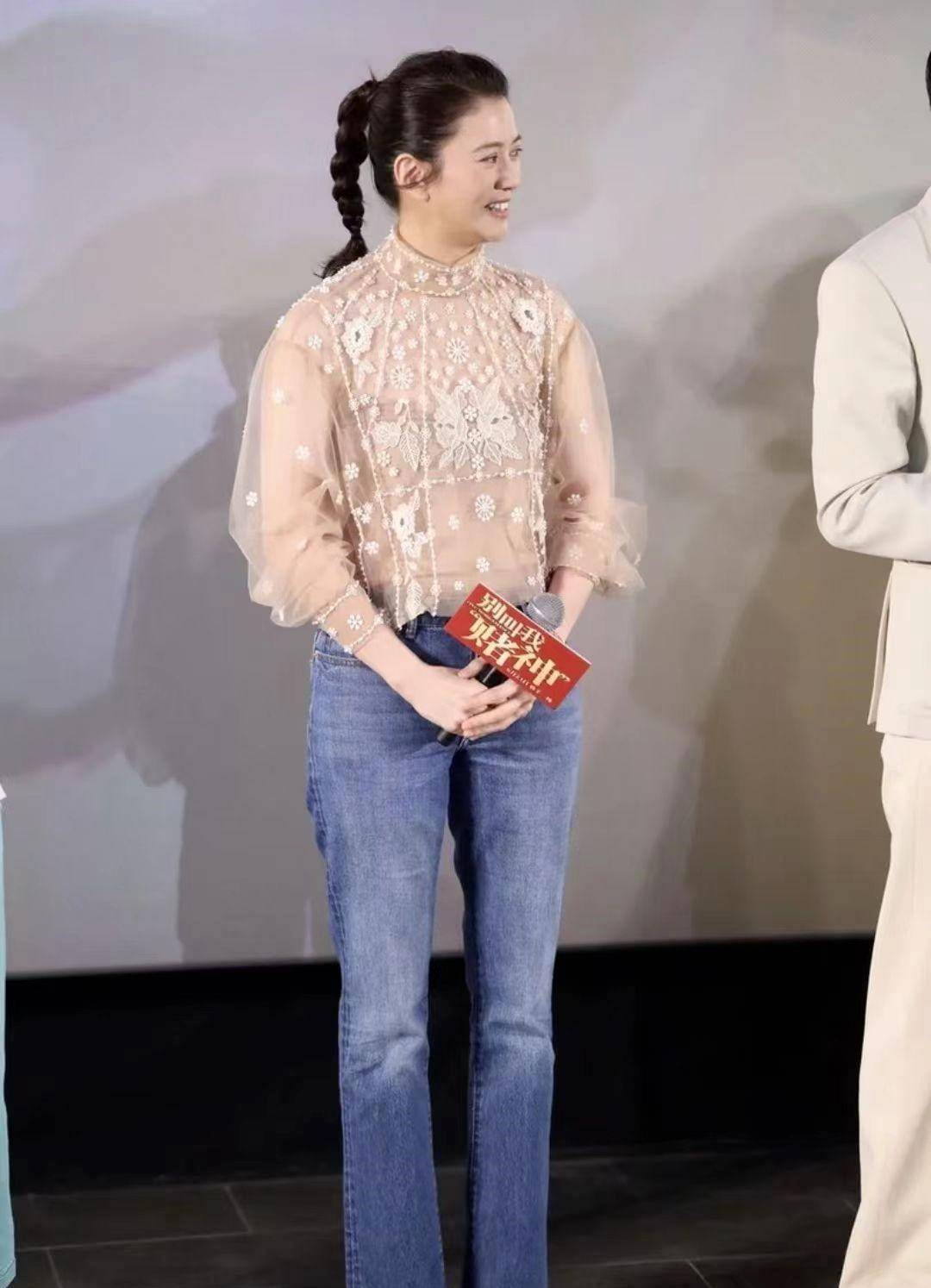 袁咏仪穿上这件白衬衫,显得非常简单大方.下面搭配一条牛仔裤.