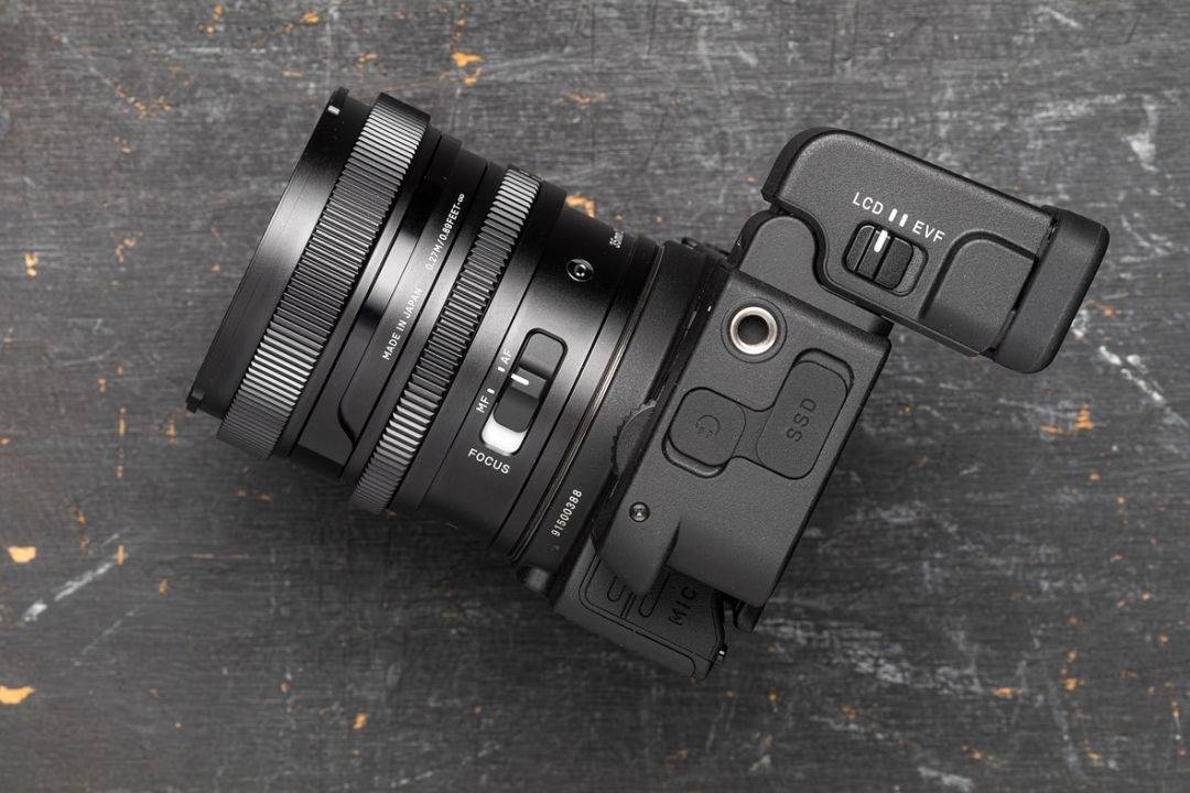 值得一提的是,适马fp l支持在相机运行时通过usb充电,这意味着即使在