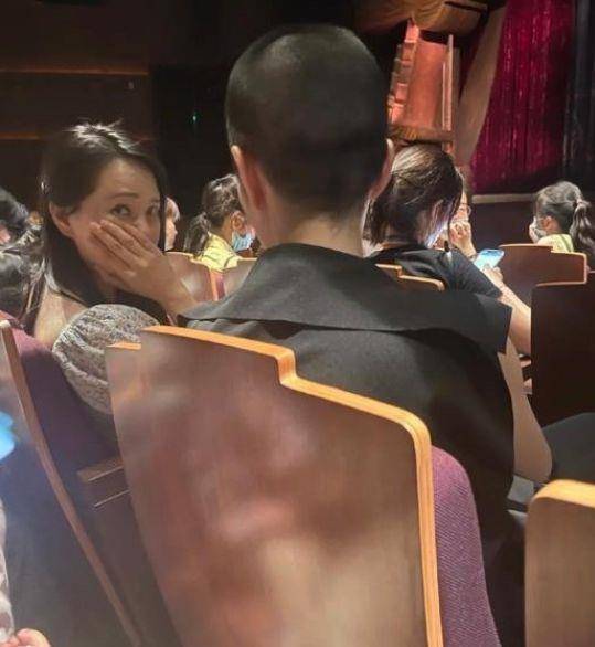 伊能静一家现身游乐场,小米粒身高已到妈妈腰部,和哥哥相处融洽_交流