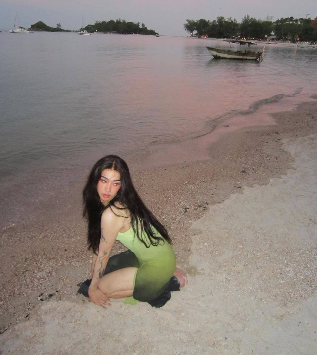 伊能静带儿女游泰国,21岁儿子挑战泳装,穿高叉裙秀美腿身材好辣_哈利