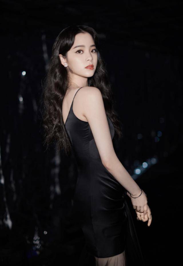 19岁的欧阳娜娜真敢穿!