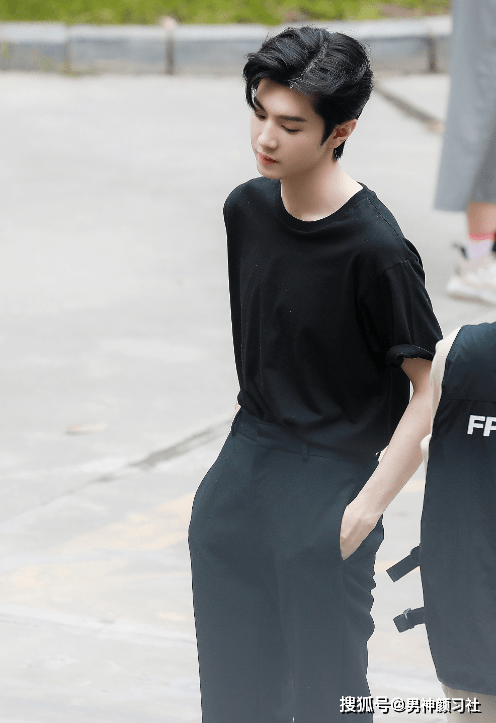 《偷偷藏不住》中的陈哲远,白衬衫青春运动风,男生搭配模板.